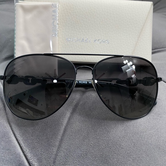 New Michael Kors Aviator Sun Glasses 👓 Case and new cloth included - Picture 2 of 4